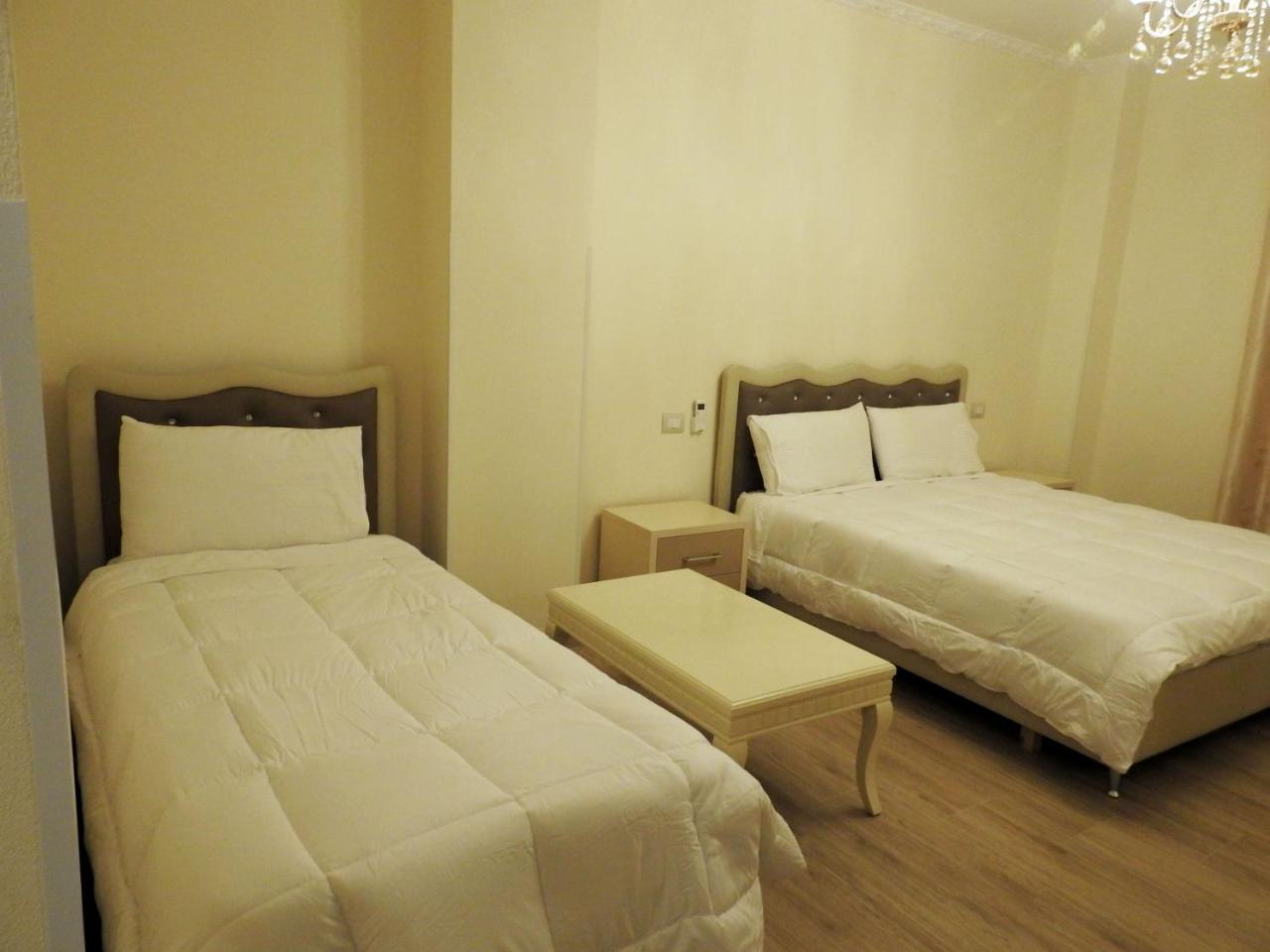 Hotel 3 Vellezerit Durrës Exteriör bild