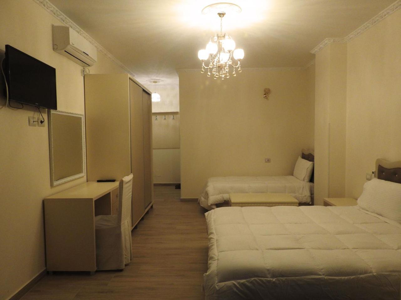 Hotel 3 Vellezerit Durrës Exteriör bild