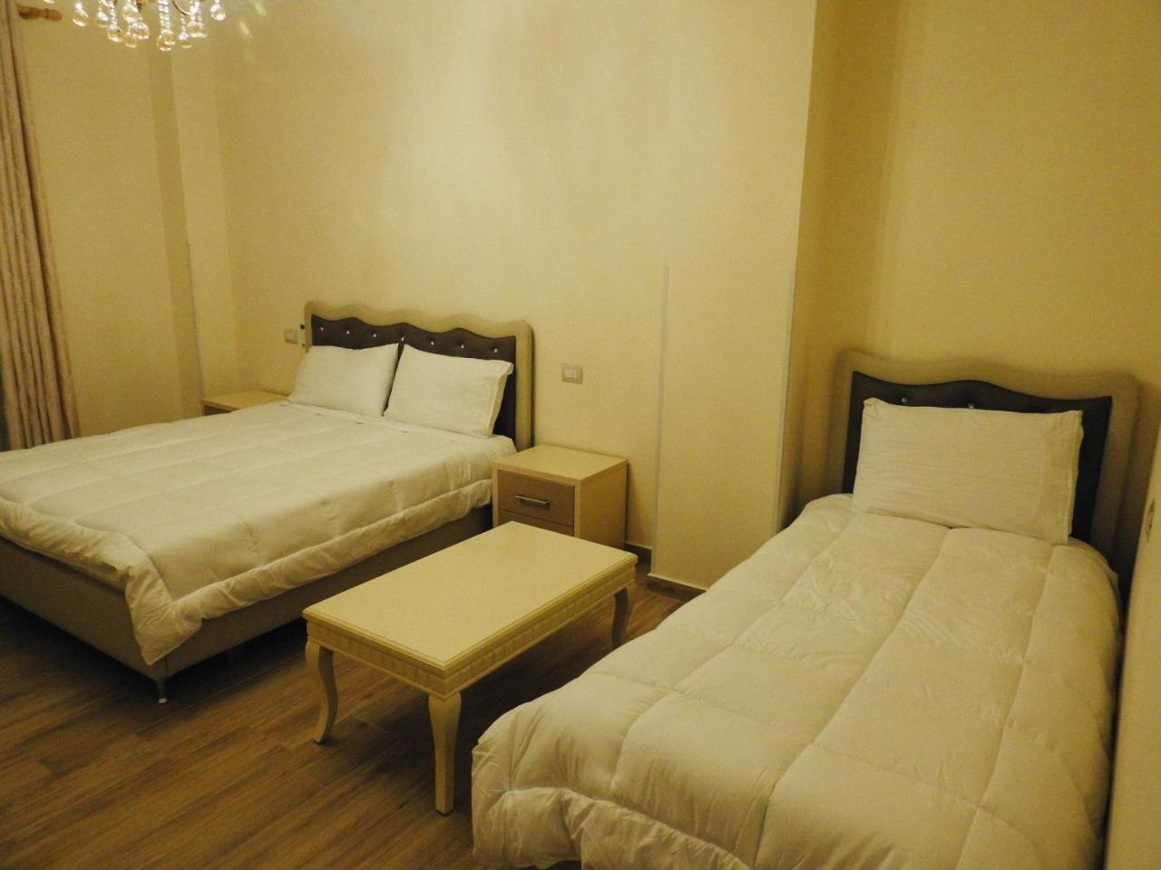 Hotel 3 Vellezerit Durrës Exteriör bild