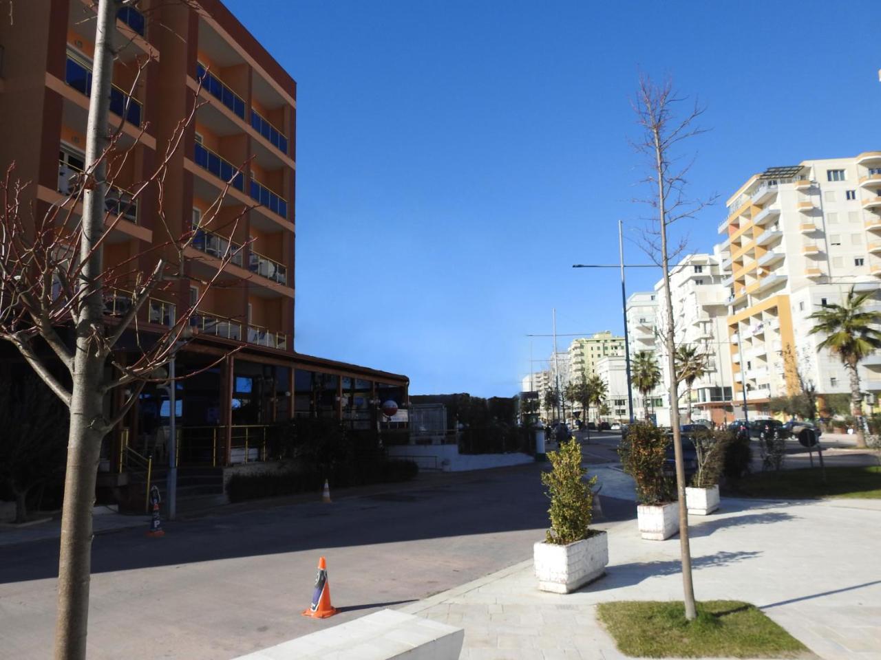 Hotel 3 Vellezerit Durrës Exteriör bild